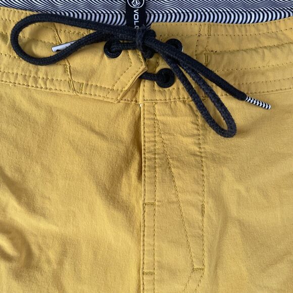 Volcom Board Shorts Men 38 Swim Bottoms Mustard Black Blue Pink Shorts 7" Inseam - Picture 2 of 8